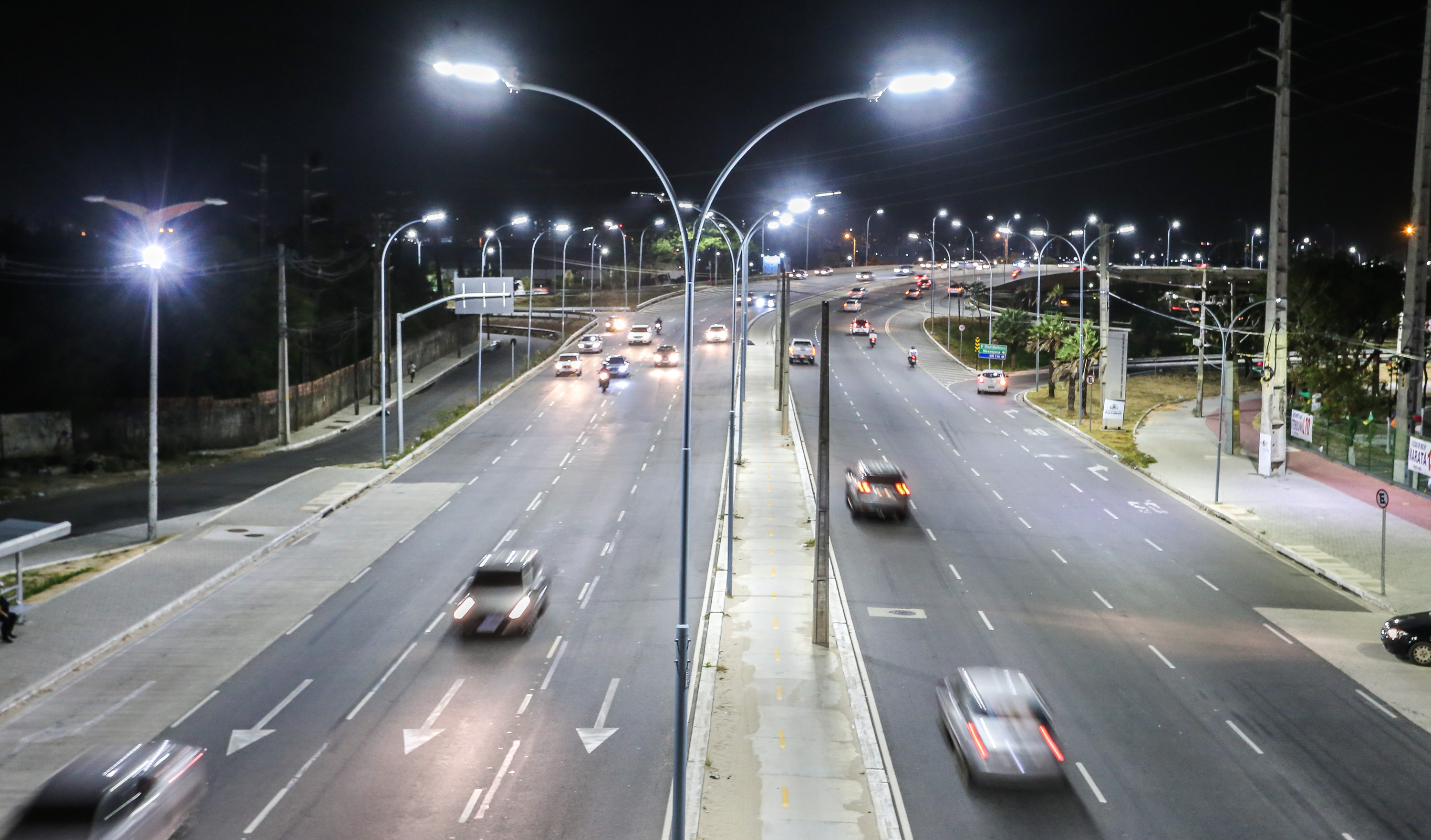 a foto foi tirada do alto do viaduto do makro e mostra a iluminação branca dos postes na BR-116